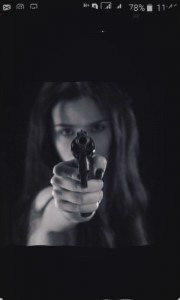 Создать мем: девушка убийца с пистолетом, девушка в темноте с пистолетом, картинки на аву с пистолетом