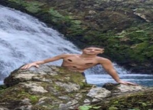 Создать мем: купание в водопаде, водопад в лесу, купание в горах