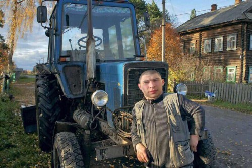 Создать мем: смешной трактор, деревенский мужик, приколы про трактористов