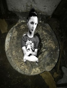 Создать мем: туалет прикол, необъяснимые фотографии, заброшенный дом