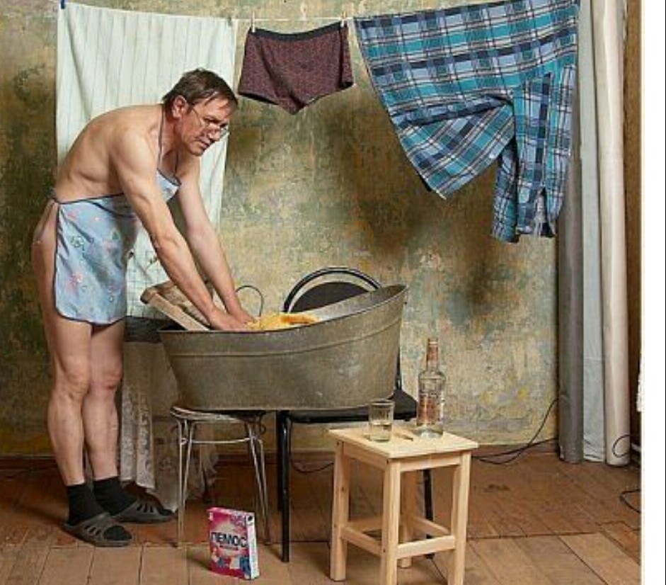 Мужчина фото юмор. Мужик стирает. Женщина стирает. Мужчина стирает белье.