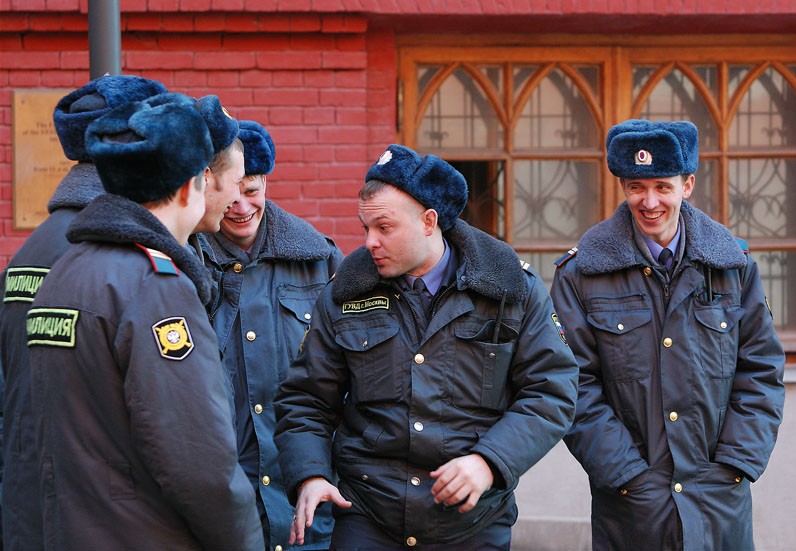 Создать мем: сотрудник полиции, зимняя форма полиции, российский полицейский