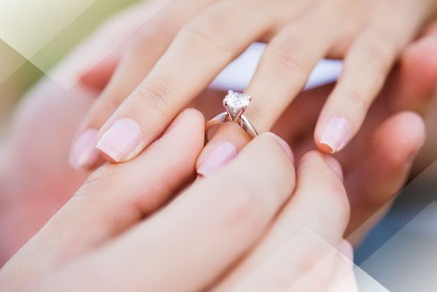Создать мем: обручальные кольца на руках, кольцо девушке, рука с кольцом предложение