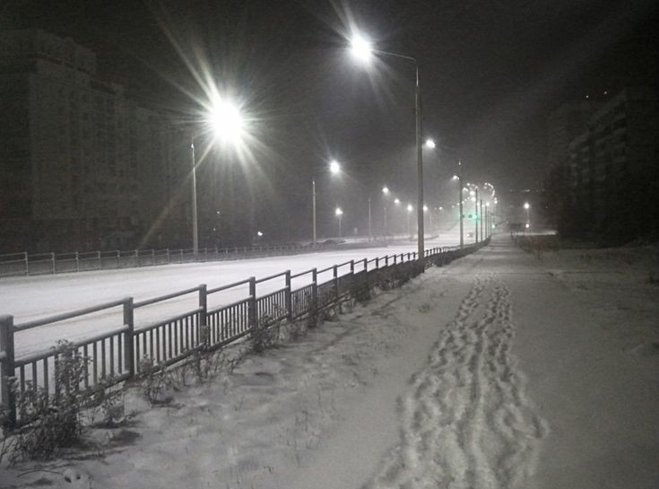 Создать мем: освещенная трасса новоуральск, ночной снегопад, ночь снег