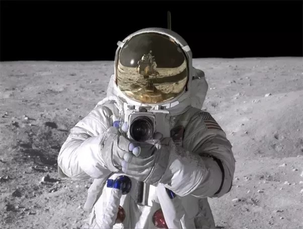 Создать мем: нил армстронг на луне, американцы на луне, луна космонавт