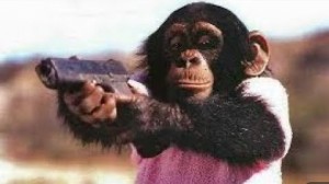Создать мем: обезьянная с пистолетом, обезьяна на заводе, мавпа