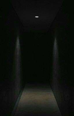 Создать мем: темнота, тёмный мрачный коридор лестница сбоку, коридор темный