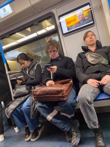 Создать мем: пассажиры метро, человек сидит в метро, человек