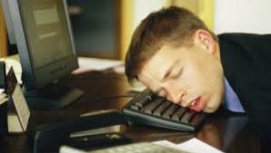 Создать мем: человек уснул на клавиатуре, уснул на работе, спит за компьютером