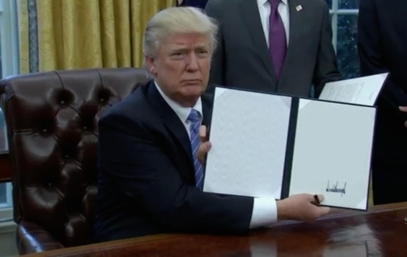 Создать мем: подпись дональда трампа, мем трамп, трамп с листком бумаги