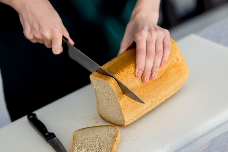 Создать мем: подольский хлеб, нарезанный хлеб, хлебный нож