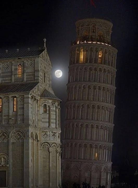 Создать мем: италия пизанская башня, пизанская башня и луна, пизанская башня ночью
