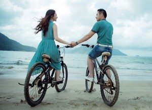 Создать мем: велосипед любовь к свободе, на велосипеде, мужчина и женщина на велосипеде