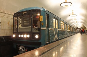 Создать мем: поезд, московский метрополитен, станция фрунзенская