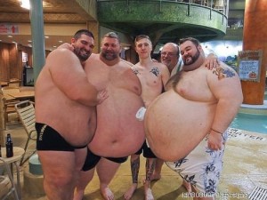 Создать мем: фото толстых мужчин прикольные, толстяк в 200 кг, пивной живот мем