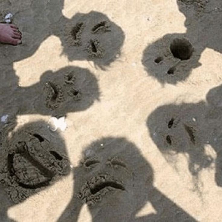 Создать мем: следы на песке необычные, песок пляж, пляжные фотографии