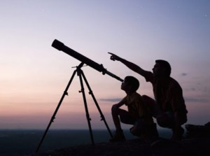 Создать мем: наблюдения в телескоп, человек, смотрит в телескоп