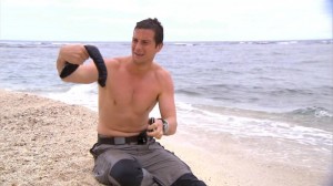 Создать мем: bear grylls торс, чарли ханнэм на пляже, беар гриллс остров