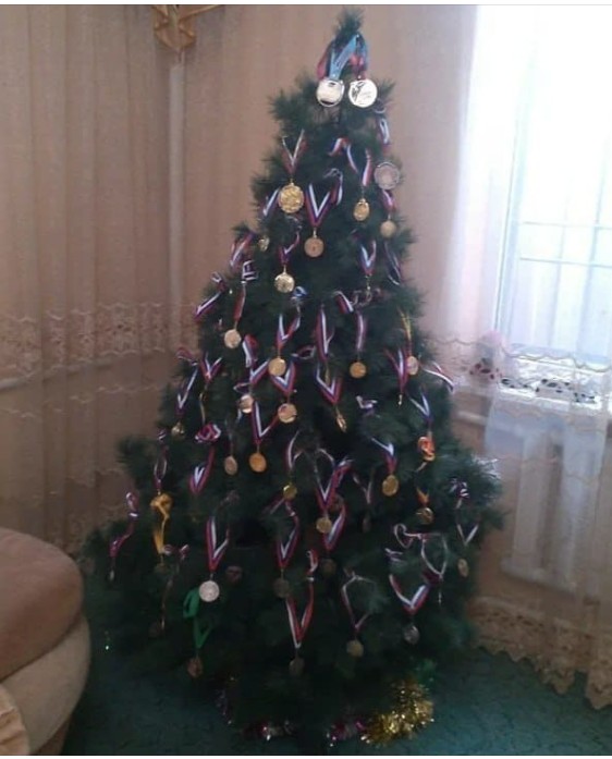 Create meme: dressed Christmas tree, decorated Christmas tree , decorate the Christmas tree beautifully