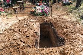 Создать мем: копают могилу на кладбище, захоронение человека, раскопанная могила