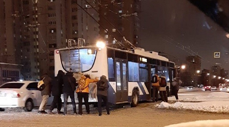 Create meme: trolley , trolleybus Moscow t7, People are pushing a trolleybus