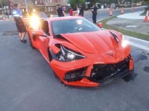 Создать мем: разбитый автомобиль, chevrolet corvette 2020 красный металлик, разбитая машина