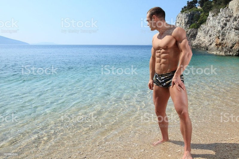 Создать мем: парень, на пляже, мужчина