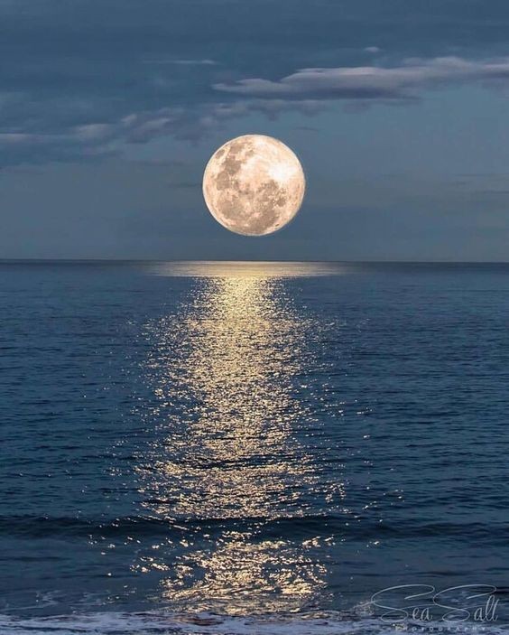 Создать мем: пейзаж луны, луна луне, моря луны
