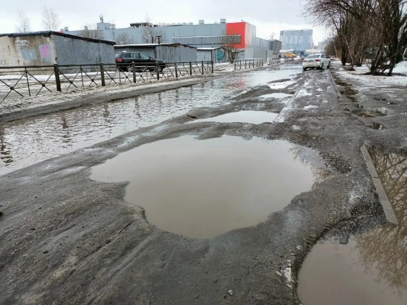 Создать мем: латают дыры в асфальте, саратов плохие дороги, плохие дороги