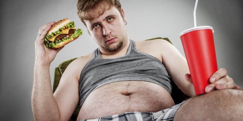 Создать мем: жирные люди, толстый мужчина с фастфудом, толстеющий мужчина