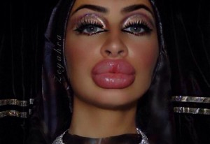 Создать мем: силиконовые губы прикол, фото девушек с большими губами приколы, афганка с большими губами
