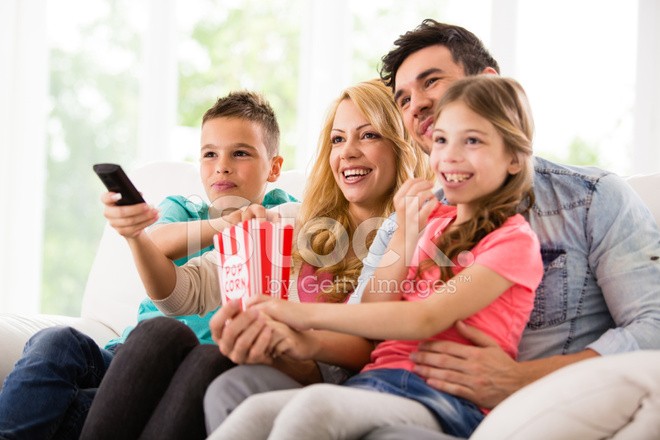 Создать мем: для всей семьи, семья у телевизора, смотрят телевизор