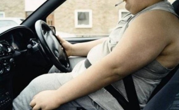 Создать мем: жирный водитель, ожиревший водитель, толстый человек в машине