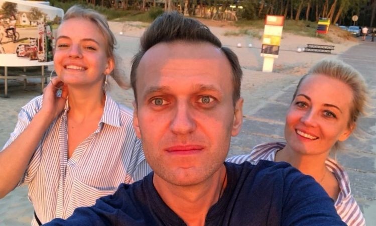 Создать мем: алексей навальный, дочь алексея навального, семья навального