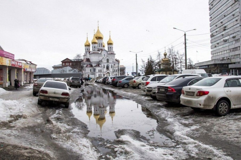 Create meme: landscaping of the Arkhangelsk region, church on the square of trade unions Arkhangelsk, puddles on the sidewalk