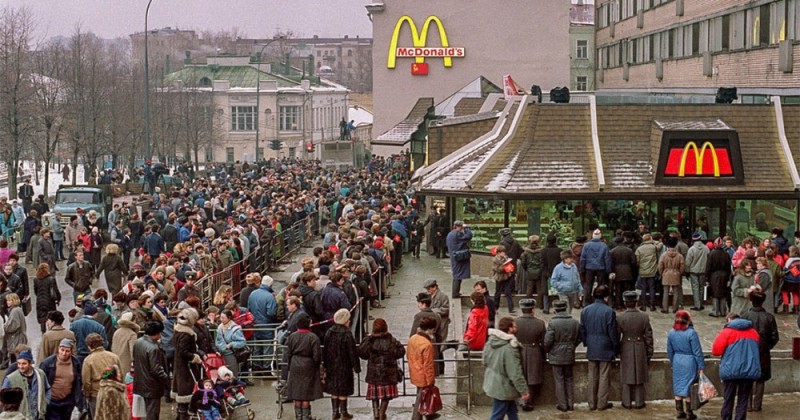 Создать мем: очередь в первый макдональдс в москве, макдональдс в 1990 году в москве, очередь в макдональдс 1990