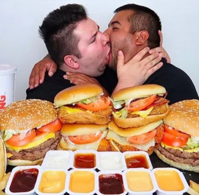 Создать мем: человек гамбургер, мукбанг nikocado, диета для мужчин