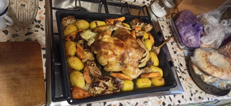 Создать мем: запеченная утка, запеченная курица с картошкой, курица в духовке целиком с картошкой