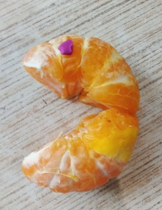 Создать мем: очищенный апельсин, мандарин и апельсин, очищенный мандарин