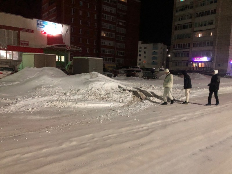 Создать мем: зима, салехард сугробы, ноги