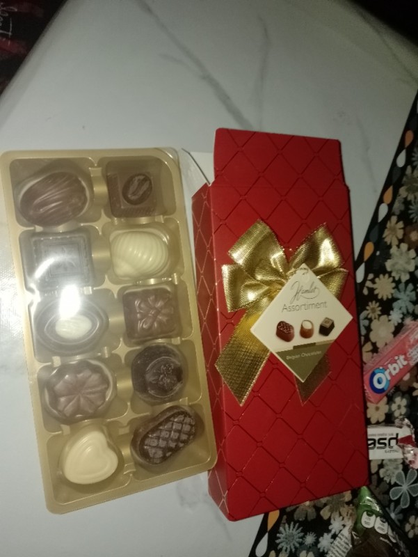 Создать мем: шоколадные конфеты в коробке, шоколадные конфеты ассорти, коробка шоколадных конфет