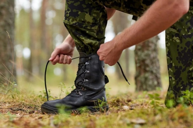 Create meme: army shoes, military berets, boots ankle boots