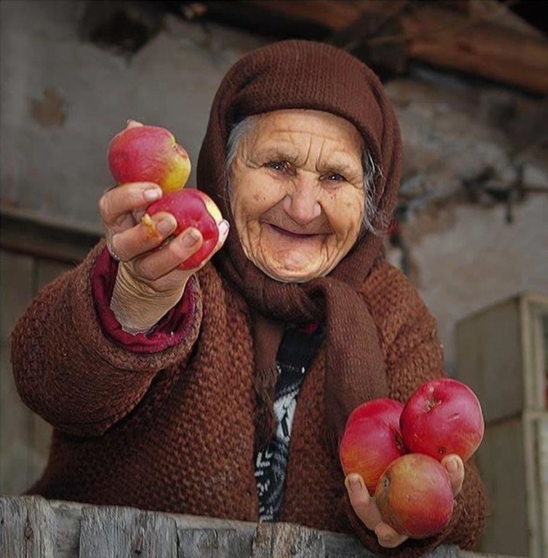 Create meme: grandma with apples, Granny, Grandma to grandma discord