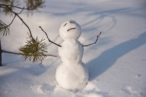 Создать мем: снег, первый снеговик, зима снеговик