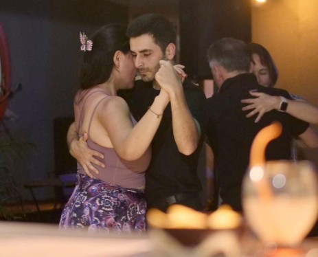 Создать мем: дискотека в армении, турецкое шоу kismetse olur седат, танго