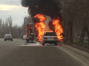 Создать мем: пожар, поджог, сгорел автомобиль