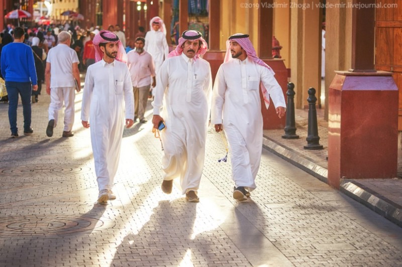 Создать мем: оаэ арабы-эмиратцы, мужская одежда в арабских эмиратах, арабы в оаэ