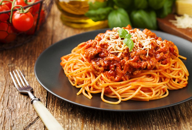 Создать мем: спагетти болоньезе классический, спагетти с томатной пастой, спагетти с соусом болоньезе