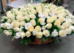 Создать мем: корзина белых роз, букет белых роз, красивый большой букет