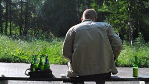 Создать мем: мужчина, пиво на скамейке, распитие спиртных напитков